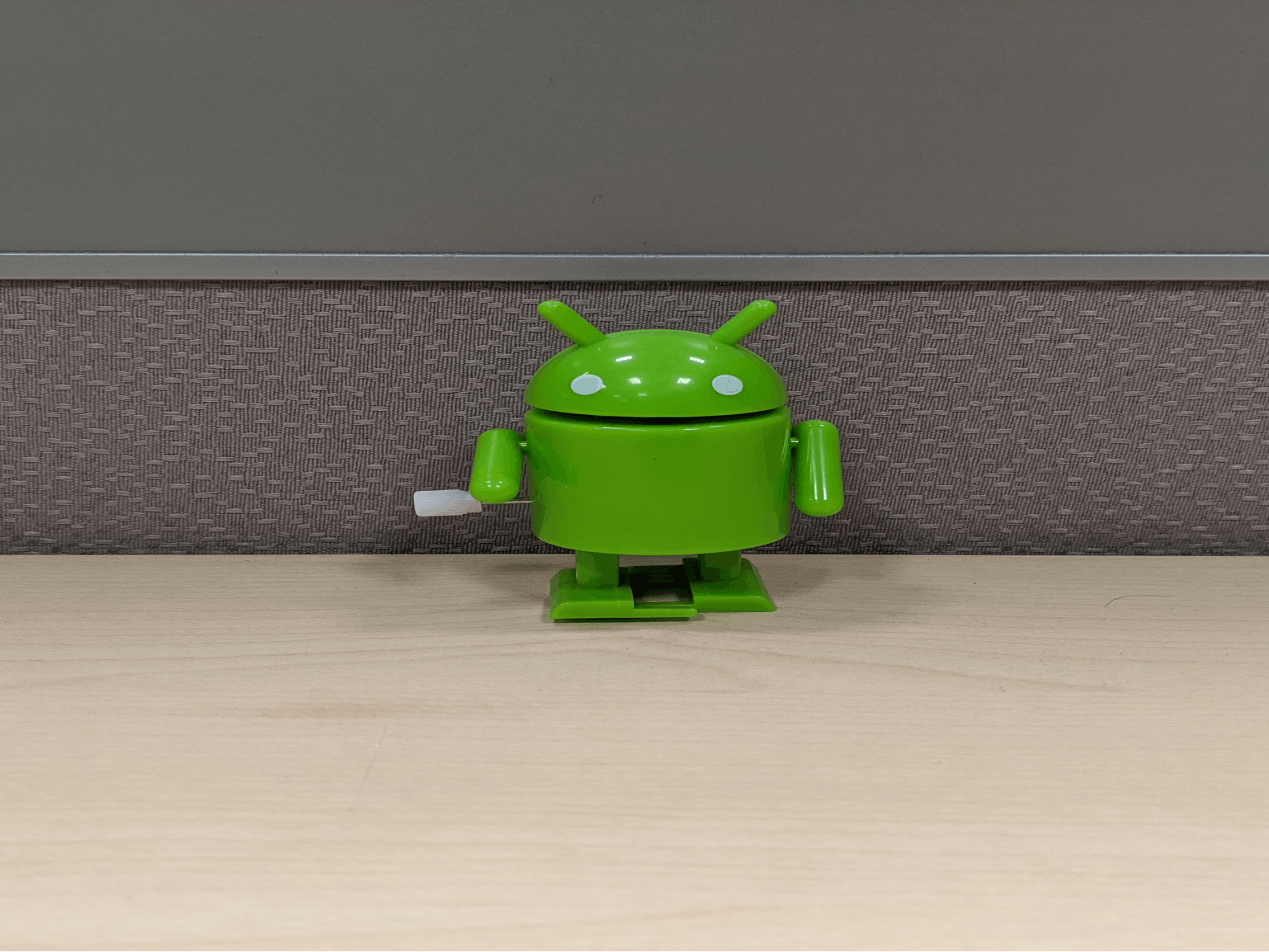 Image illustration showing a stretched bugdroid as a result of fitting a portrait-shaped preview into a landscape-shaped viewfinder